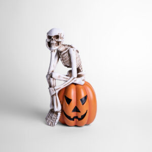 Esqueleto sobre Calabaza 28 x 16 x 11 cms. en Resina