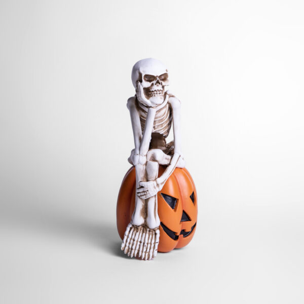 Esqueleto sobre Calabaza 28 x 16 x 11 cms. en Resina - Imagen 2