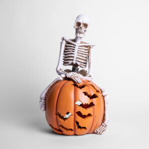 Esqueleto sobre Calabaza con Luz Led 39 x 21 x 20 cms. en Resina