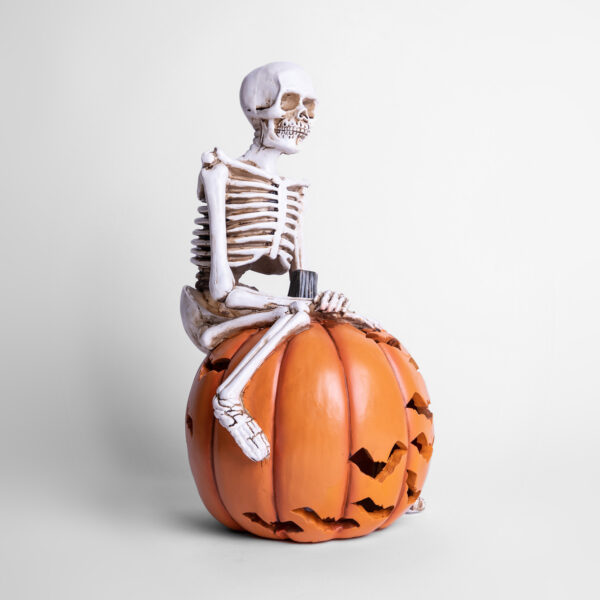 Esqueleto sobre Calabaza con Luz Led 39 x 21 x 20 cms. en Resina - Imagen 2